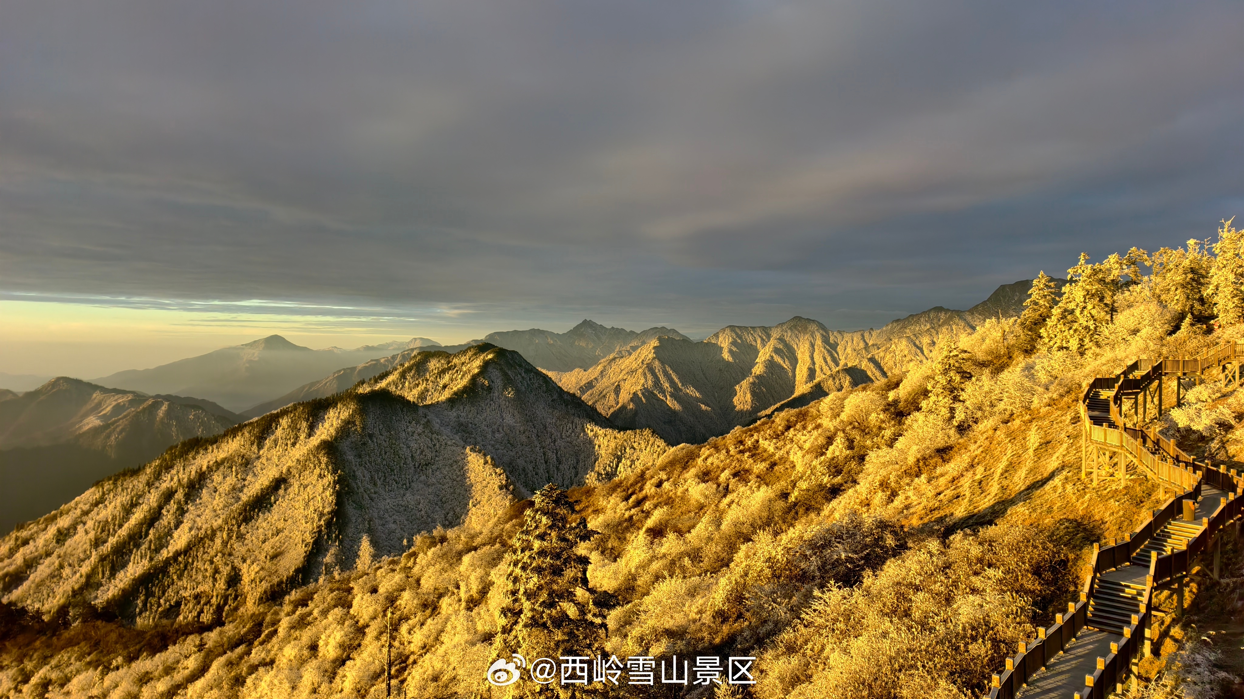 🔥【震撼现场！】今早西岭雪山的日照金山，美到窒息！🏔️🌅这份来自雪山之巅的