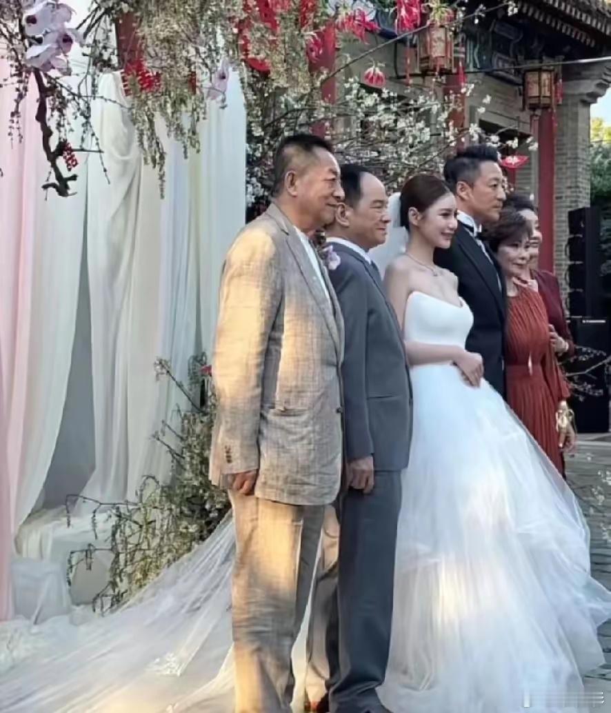 你看，你看，这就是格局，可惜S妈没有，要不然站在汪大爷旁边的就是她了！​发现了吗