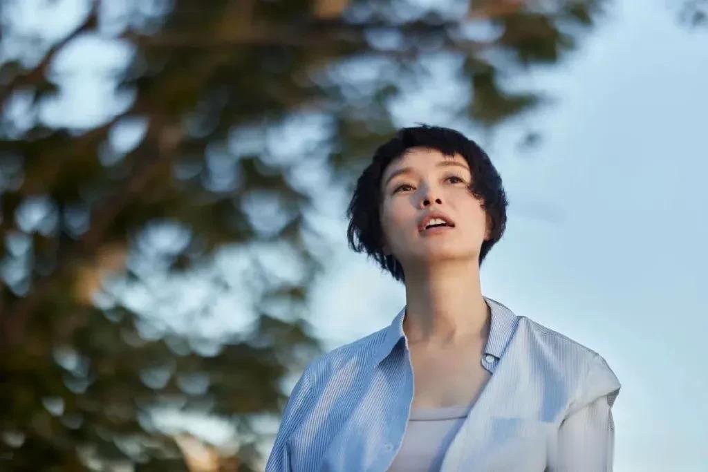 一组你没见过的吴越～

吴越真的好美，淡淡的书卷气，一点点文艺气息，美的好舒服。