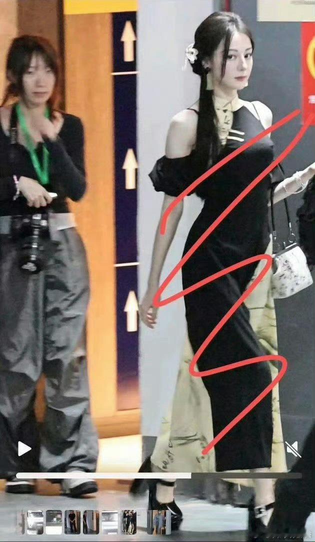 迪丽热巴中式露肩旗袍迪丽热巴开推中式旗袍look每一次都有不同的风格，中式旗袍也