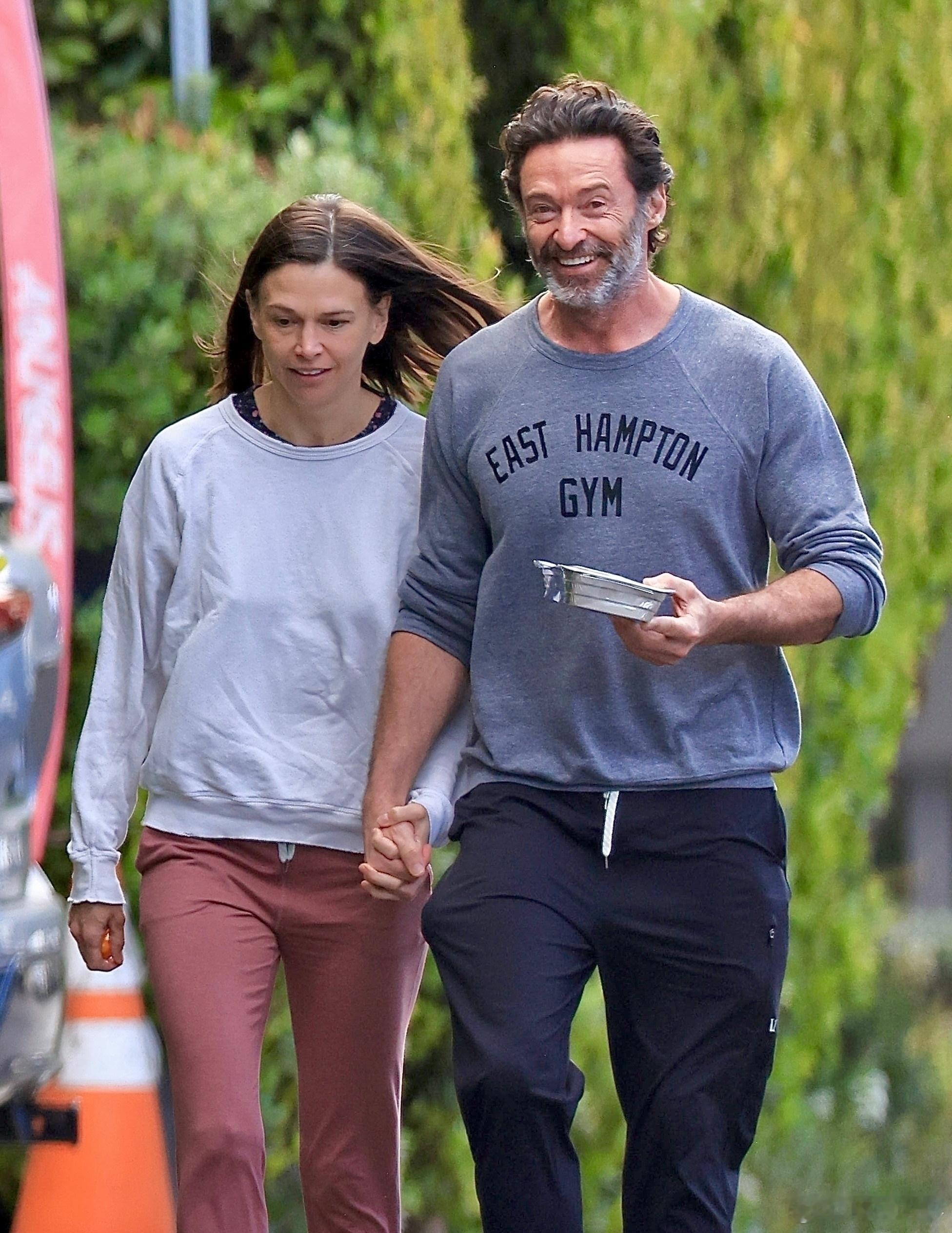 【高清】休·杰克曼1月8日和女友萨顿·福斯特外出散步。 Hugh Jackman