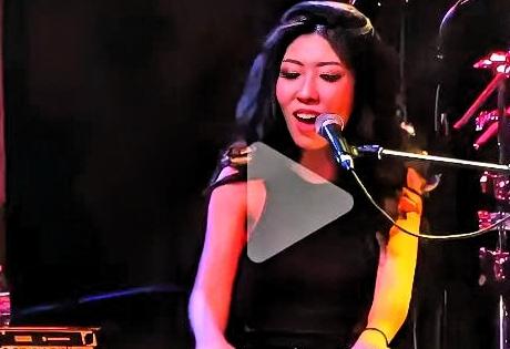 曲婉婷哭着说一个人抗癌，评论区全在问她妈什么时候还钱。

她在加拿大对着镜头自曝