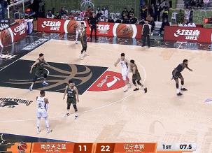 辽宁首节最后一攻，鄢手骐展现出本赛季最大进步！
北京时间1月6日，辽宁首节战罢2