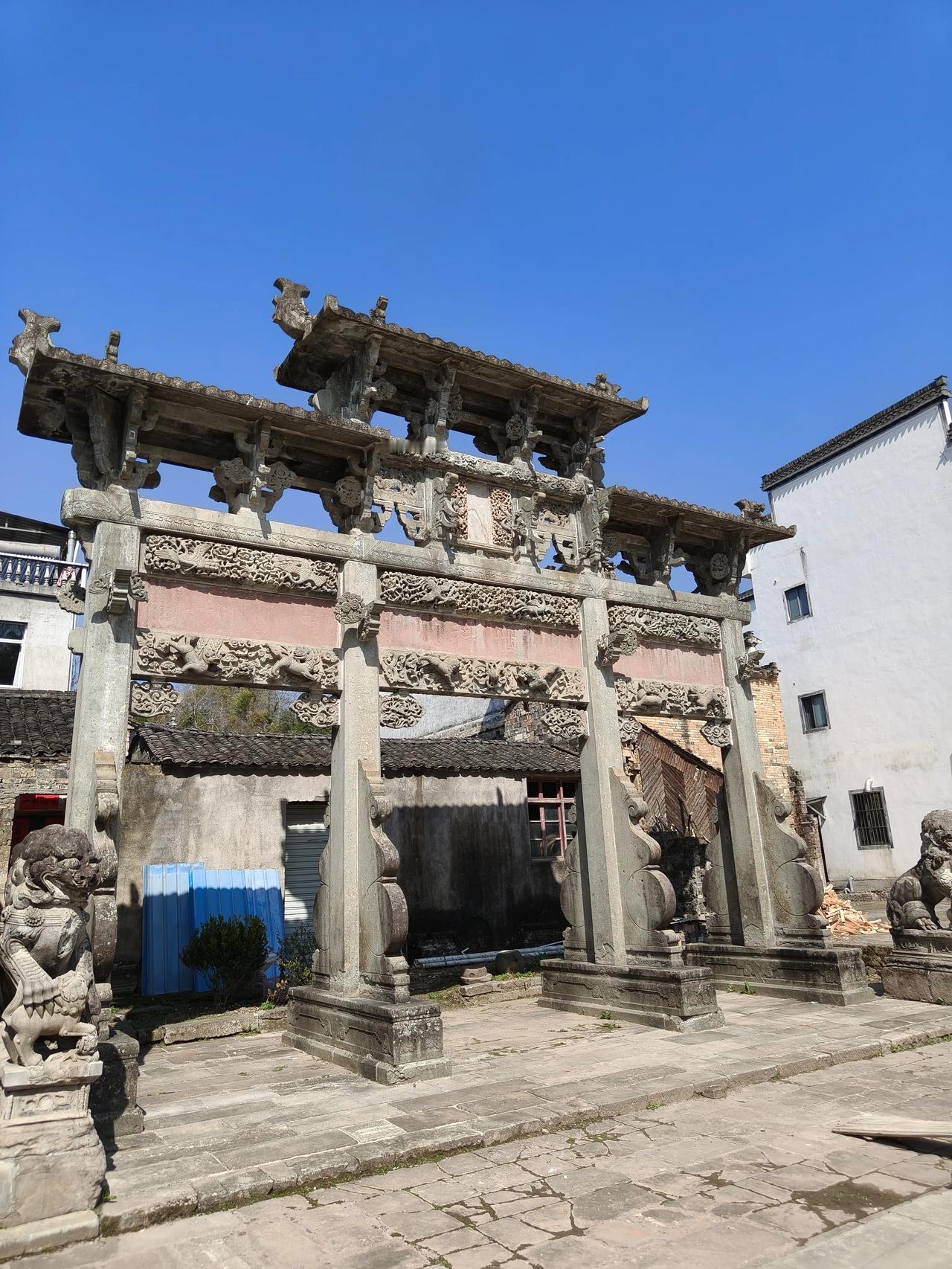 春节出行随手拍实景图分享！

拜年路上随手拍实景图分享！

路过油菜花田，还有梅