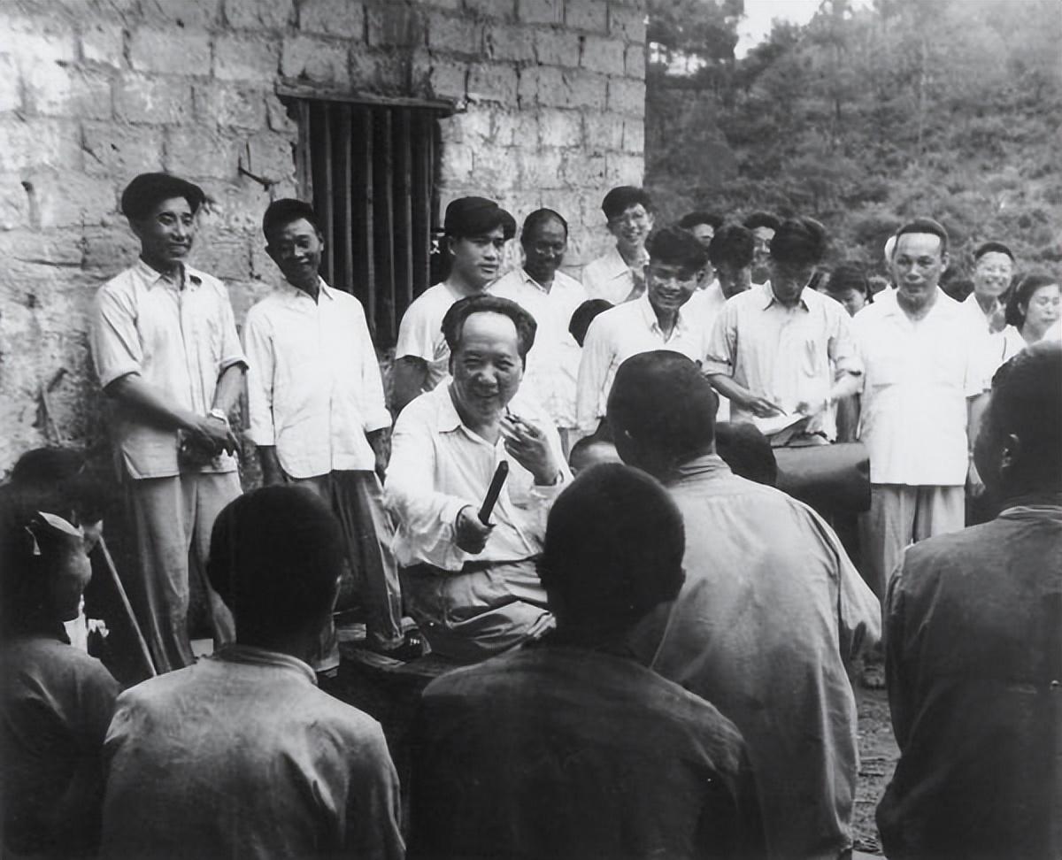 1950年11月，湖南韶山的土地改革正搞得热火朝天，轮到给毛主席家划分土地时，当