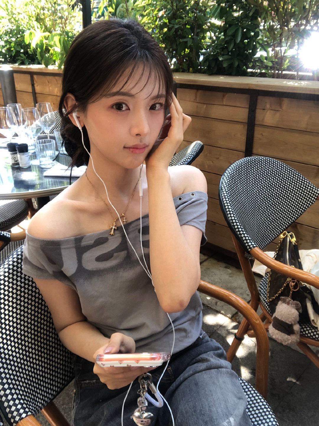 这个杨超越是个很萌的小女孩 