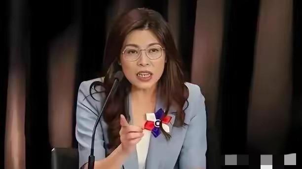 堂堂国民党主席郑丽文站在千百人聚集的宴席聚光灯下，突然指着自己大声宣告：“我父亲