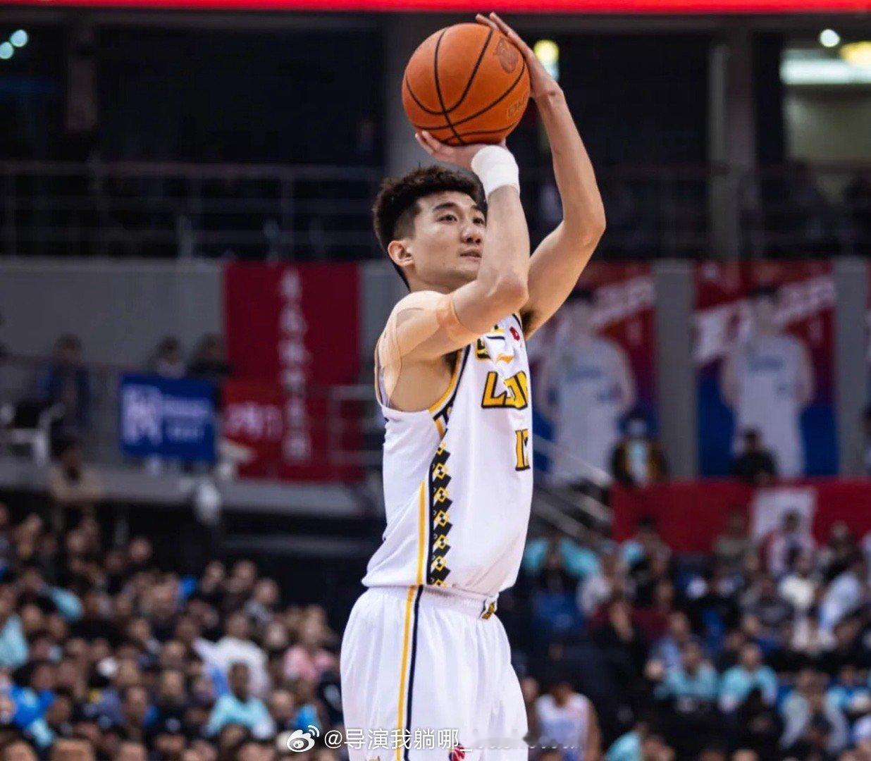 早日康复，孙铭徽在昨晚和外援杰隆布朗的对抗中遭遇鼻骨骨折，他将会佩戴面具参加接下