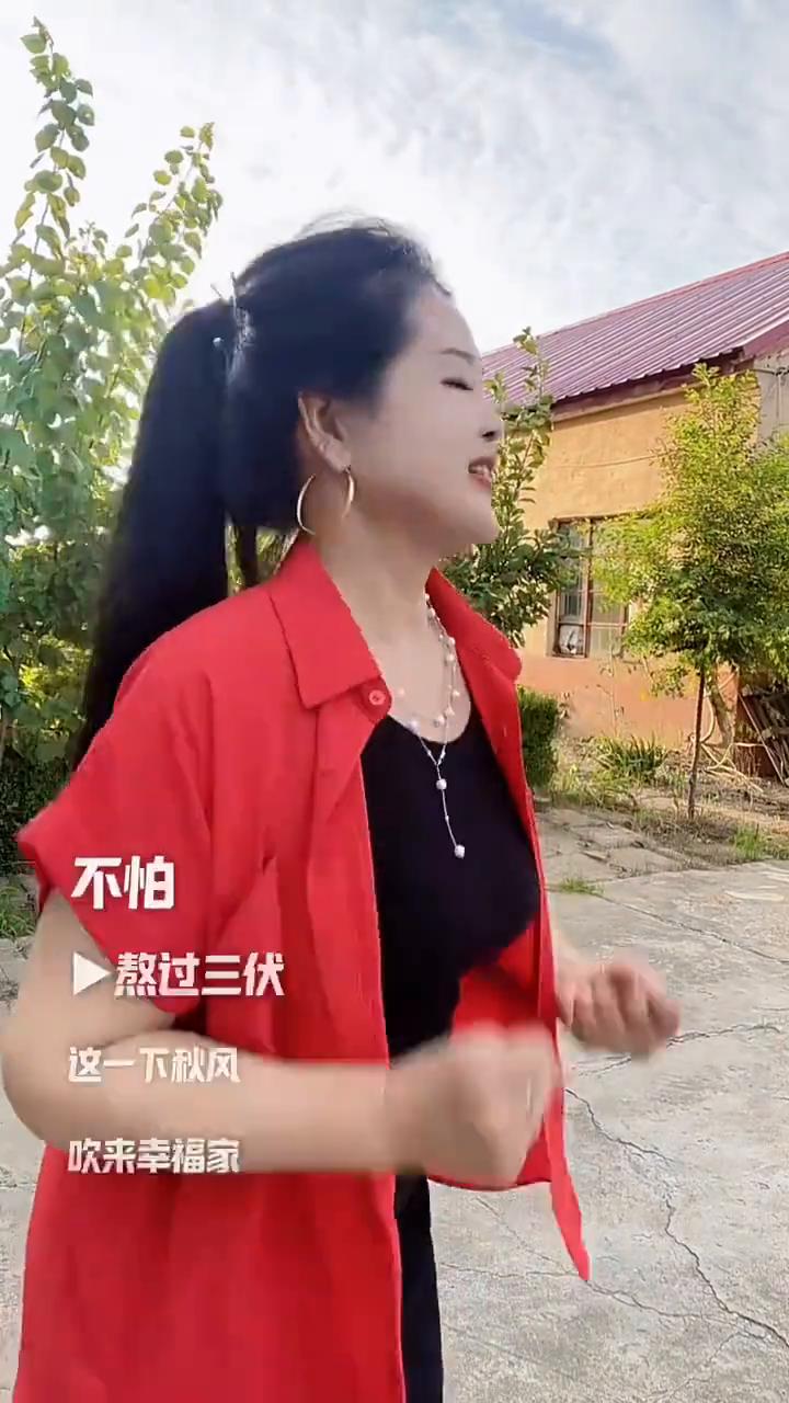 三伏太阳火辣辣，天气热得不像话。顶着烈日不停忙，汗水湿透了衣裳。为了生活拼尽力，