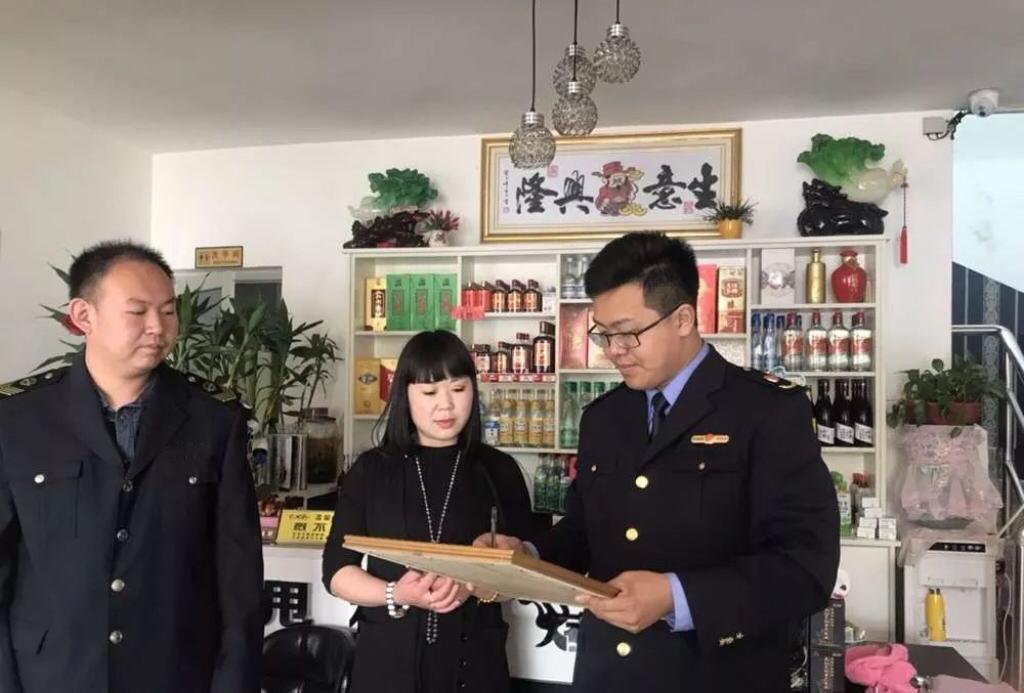 这样的工作多让人羡慕，谁不想要哈？

看她们多惹眼啊——统一的制服衬得身姿愈发挺