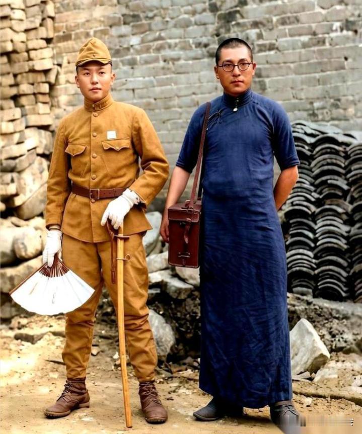 两个日本鬼子兵在一起拍照合影。
其中有一个日本兵身上还背着一个小药箱？
看起来他