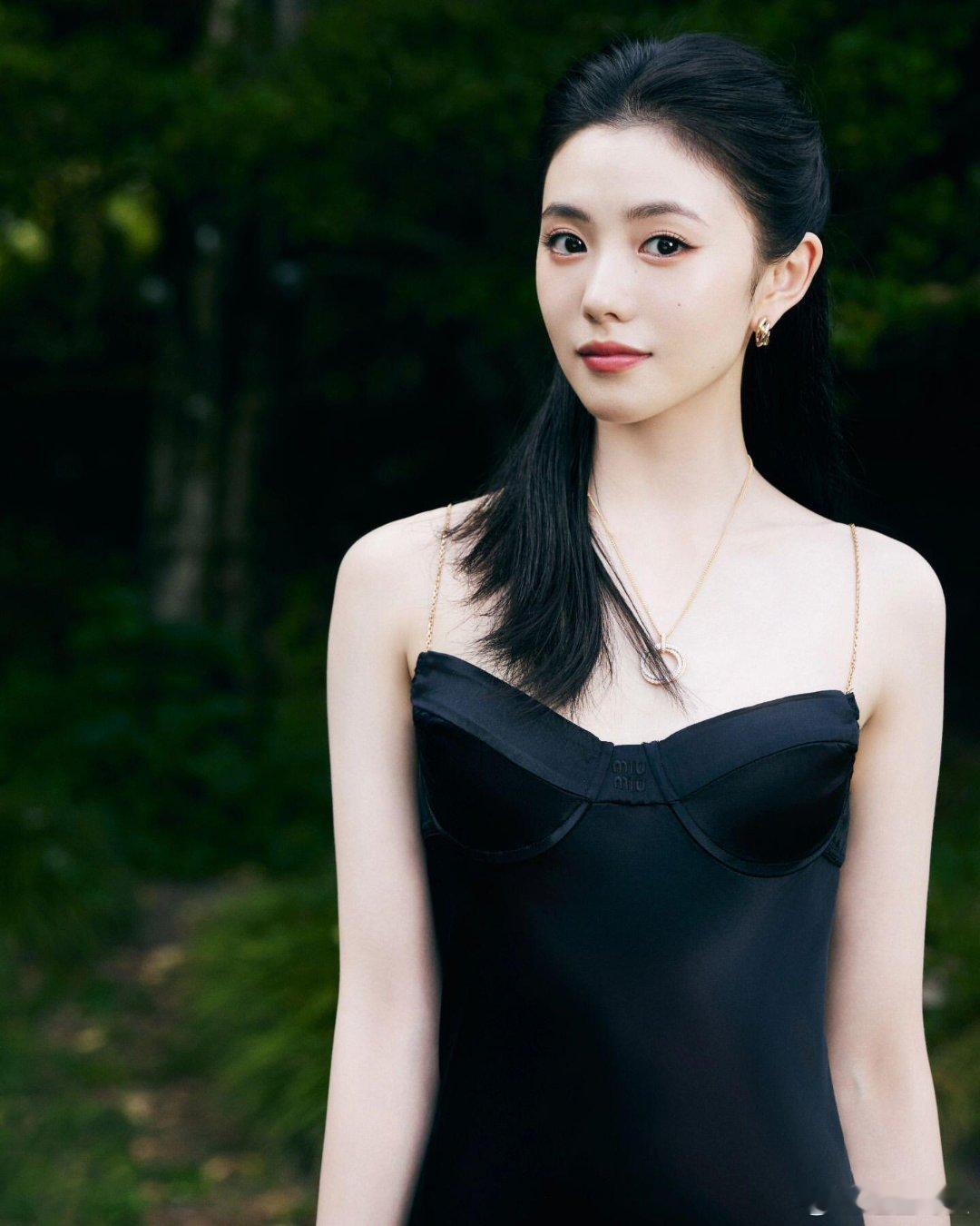 刘浩存清新脱俗的颜值～#刘浩存# ​​​