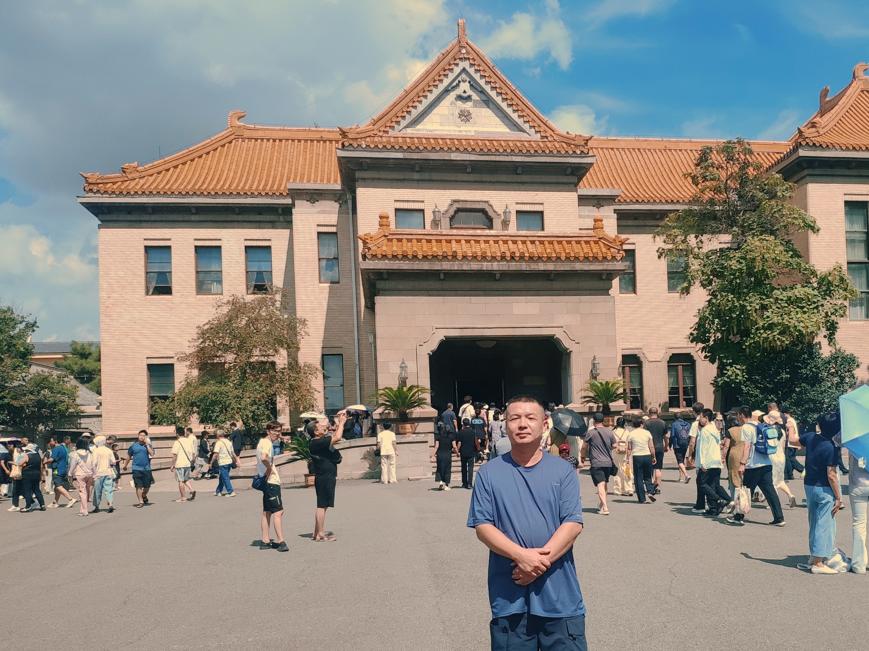 在8月15日这一天参观东北沦陷史陈列馆，并再次参观伪满皇宫博物院。日本投降81周