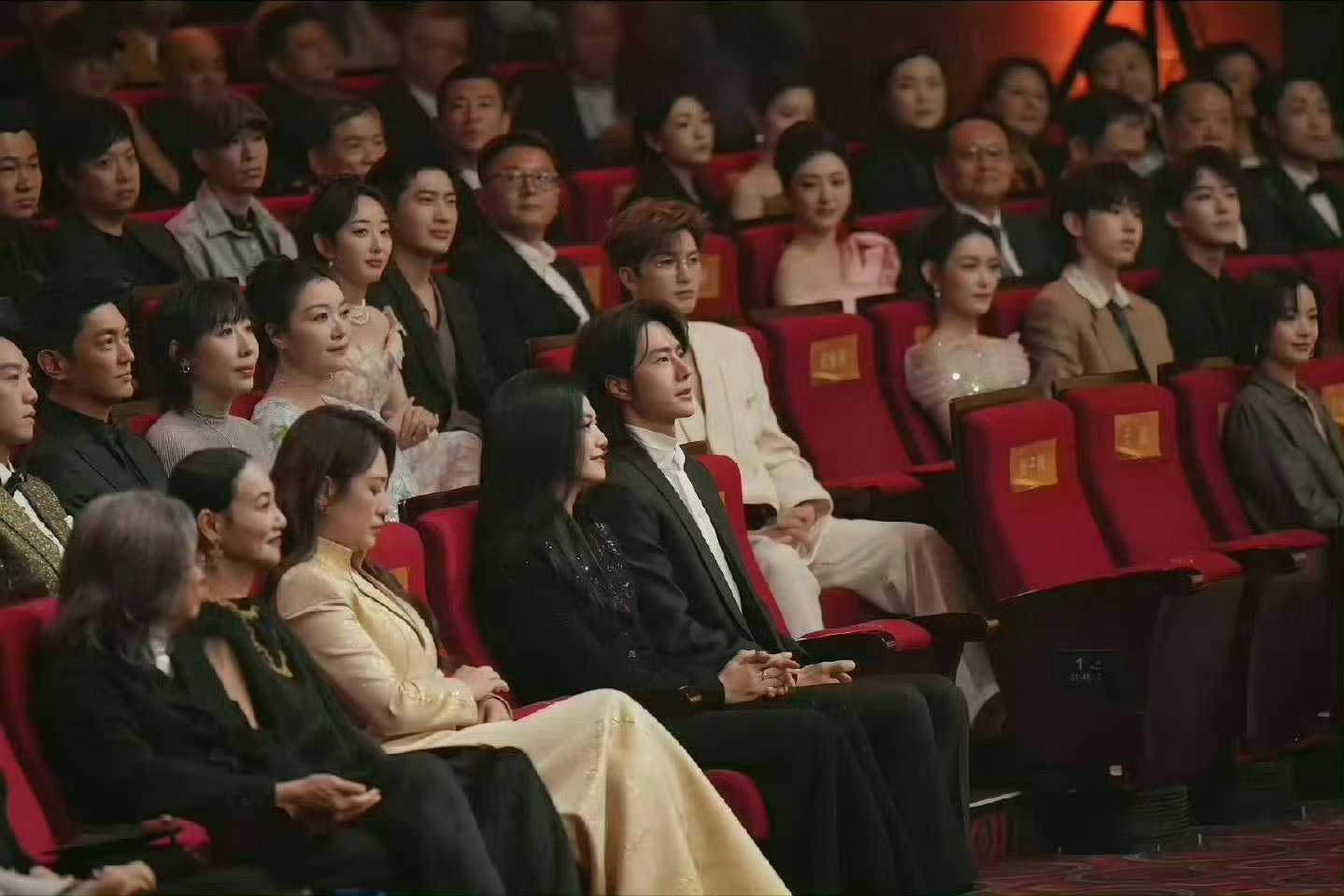 王一博坐过金鸡奖、华表奖、金鹰奖第一排，最励志的是，他在提名华表影帝的前一年，也