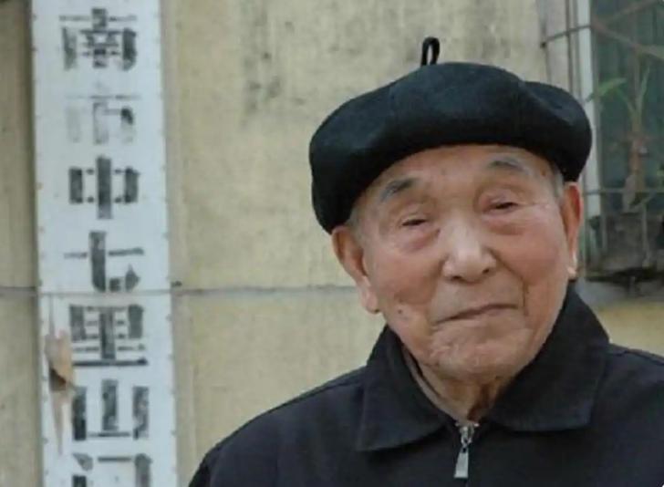 妻子做梦都想不到，那个和自己同床共枕35年、连一只蚂蚁都舍不得踩死的老伴儿，竟然