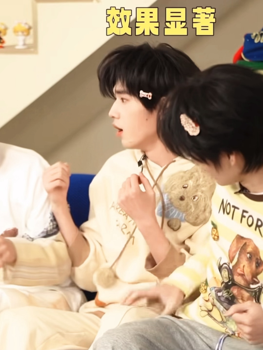 这小宝宝头上还带个小狗骨头萌晕了萌服了