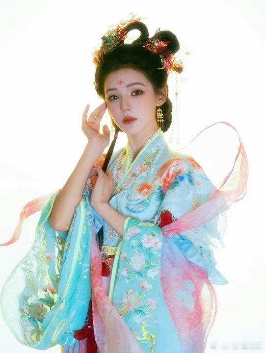 张予曦瑞丽冠军的专业素养伦敦合伙人 谁懂这种神仙搭档配合！李佳琦英文演讲，张予曦