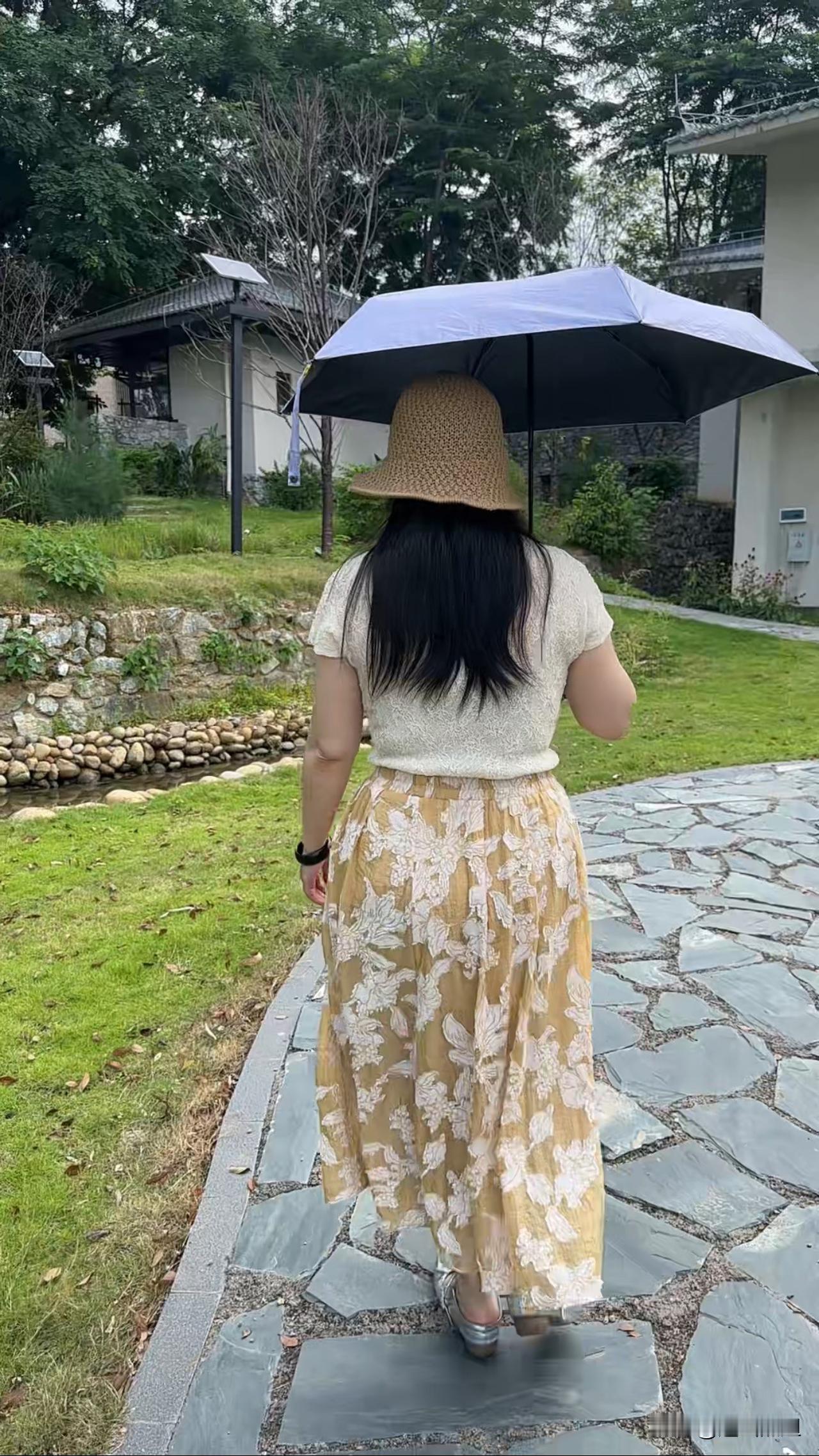 哇，这是什么呀，搞得我想摸田螺，这里是英德黄花镇的游客中心里，是一条人工小溪水里