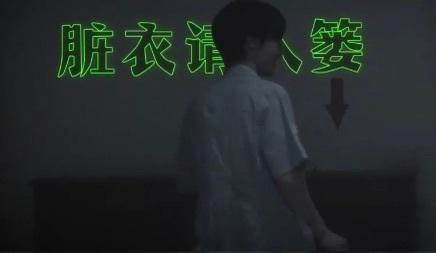 密室大逃脱8 我的评分：张真源力证袜子没味密室大逃脱昏暗密室里一堆人围着一只袜子