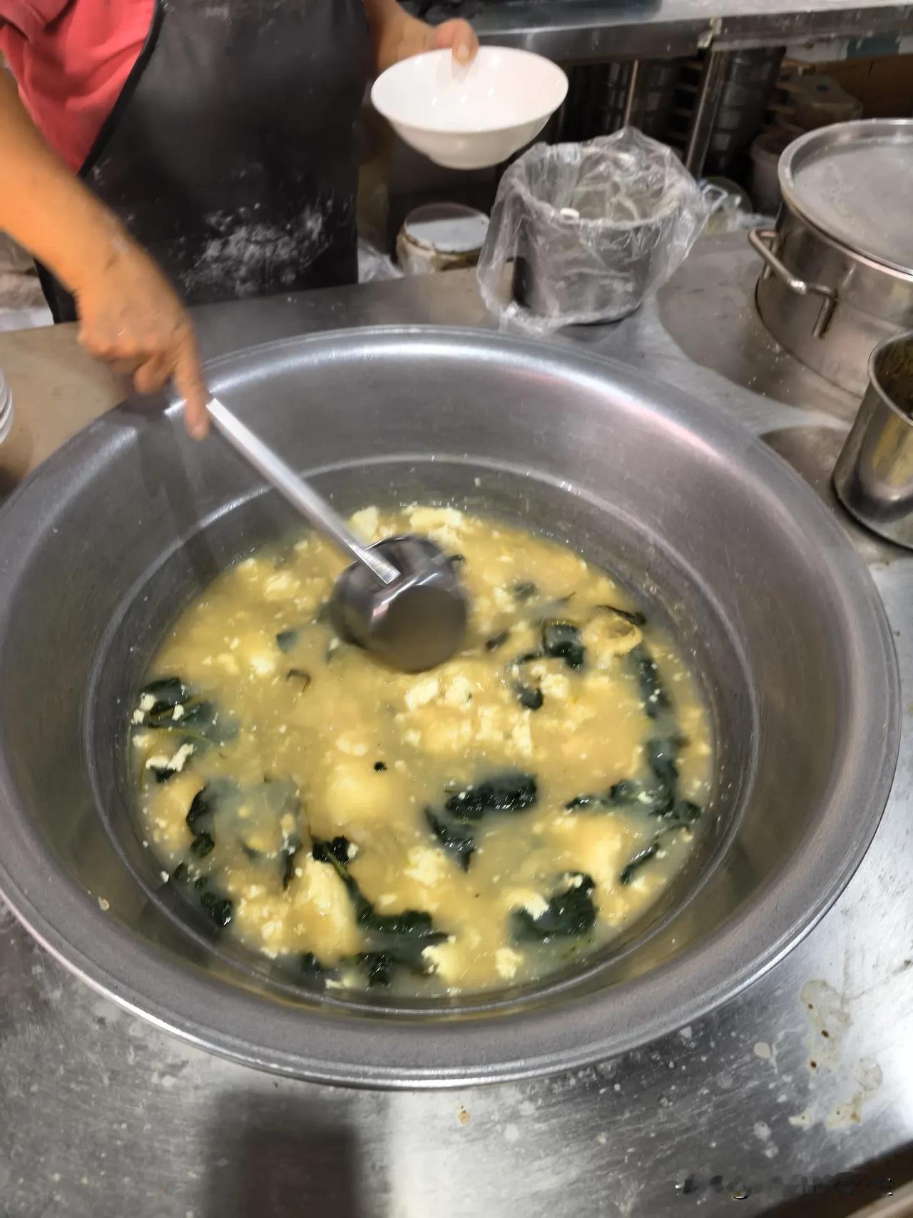女儿经常在开封，有一天，忽然非常想喝大豆腐脑。

她自己在开封东城区转了一圈儿，