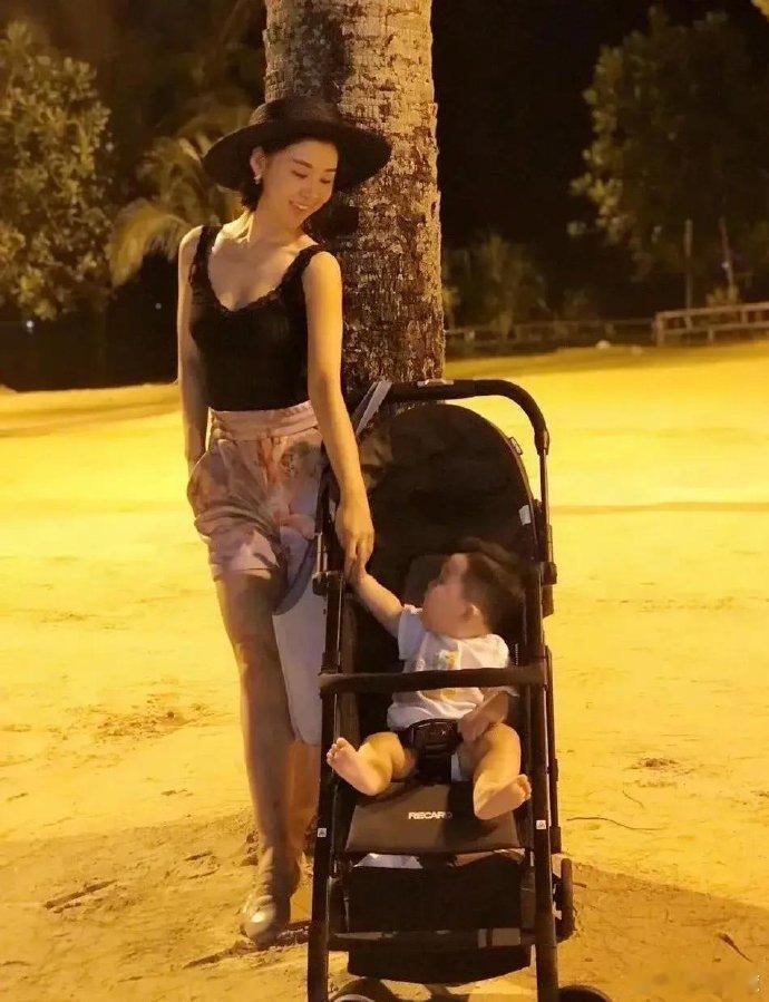 娱乐圈中，年近四十的她保持少女般的容颜和身材，生育两子后仍显匀称丰满，魅力不减。