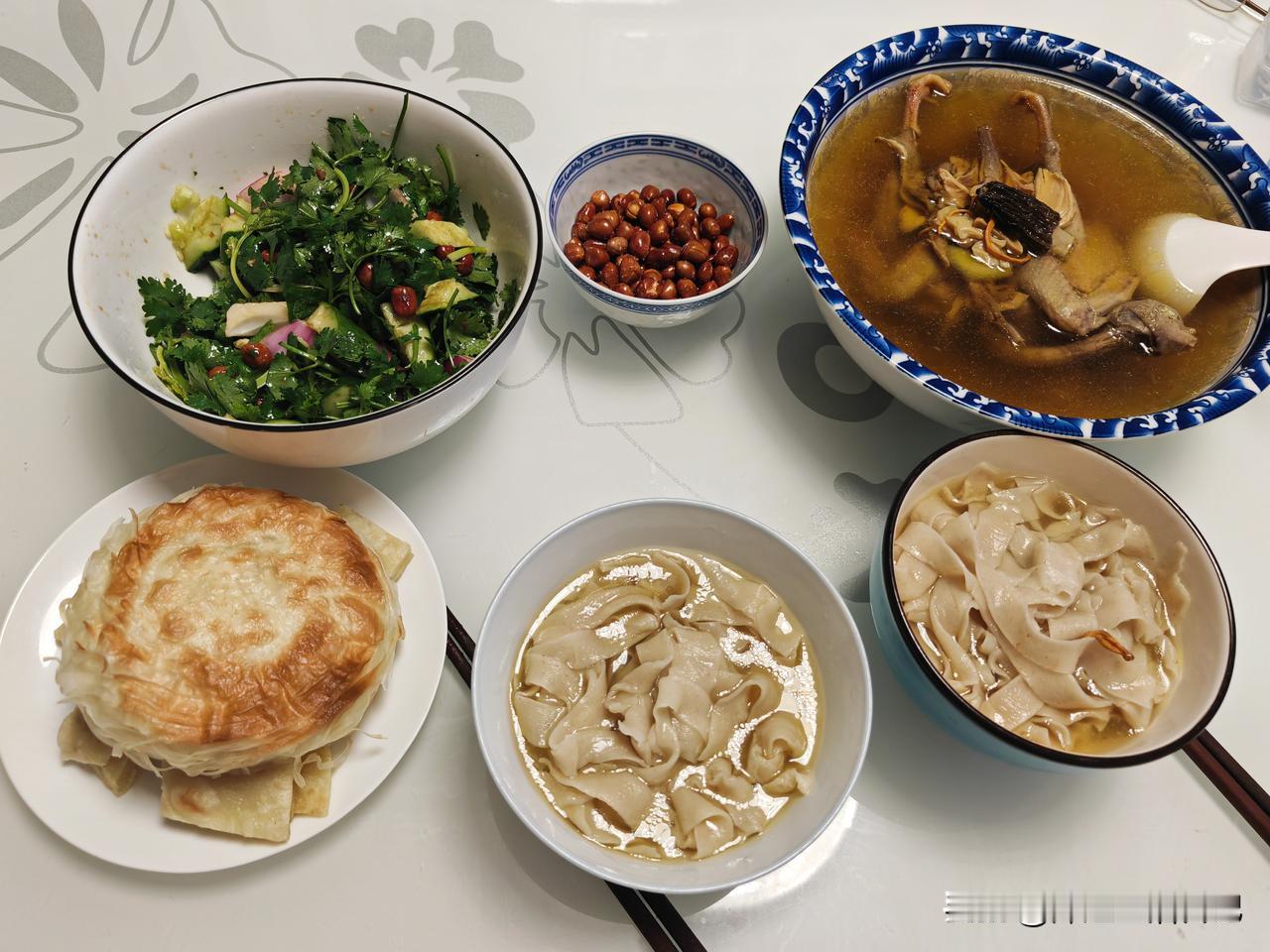 分享一张前天晚餐～
[送自己一朵花]菌菇鸽子汤
[送自己一朵花]凉拌黄瓜洋葱香菜