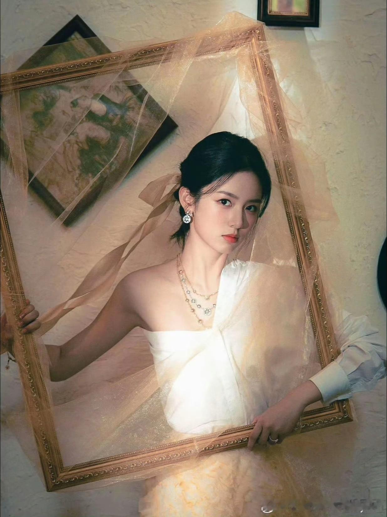 周也框中的女神