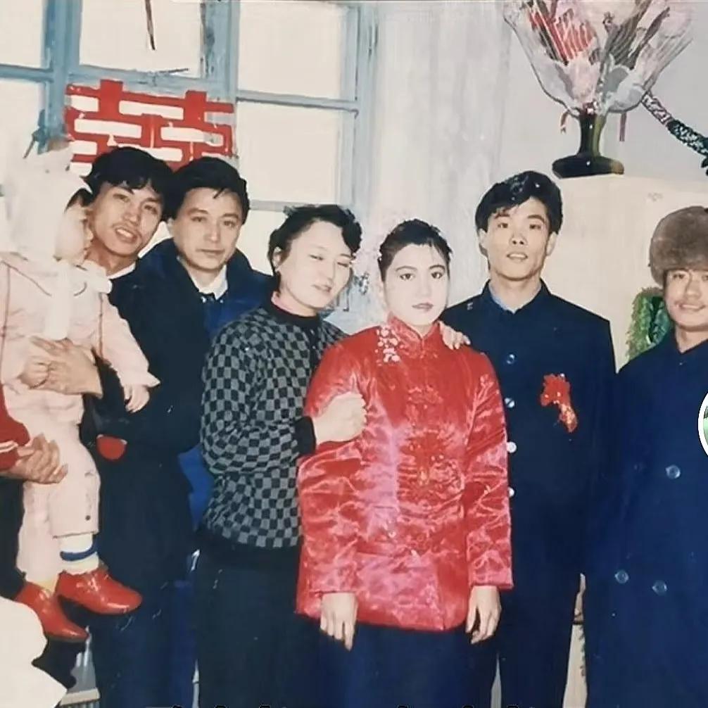 八十年代的婚礼全家合影照，简单、纯朴、快乐！