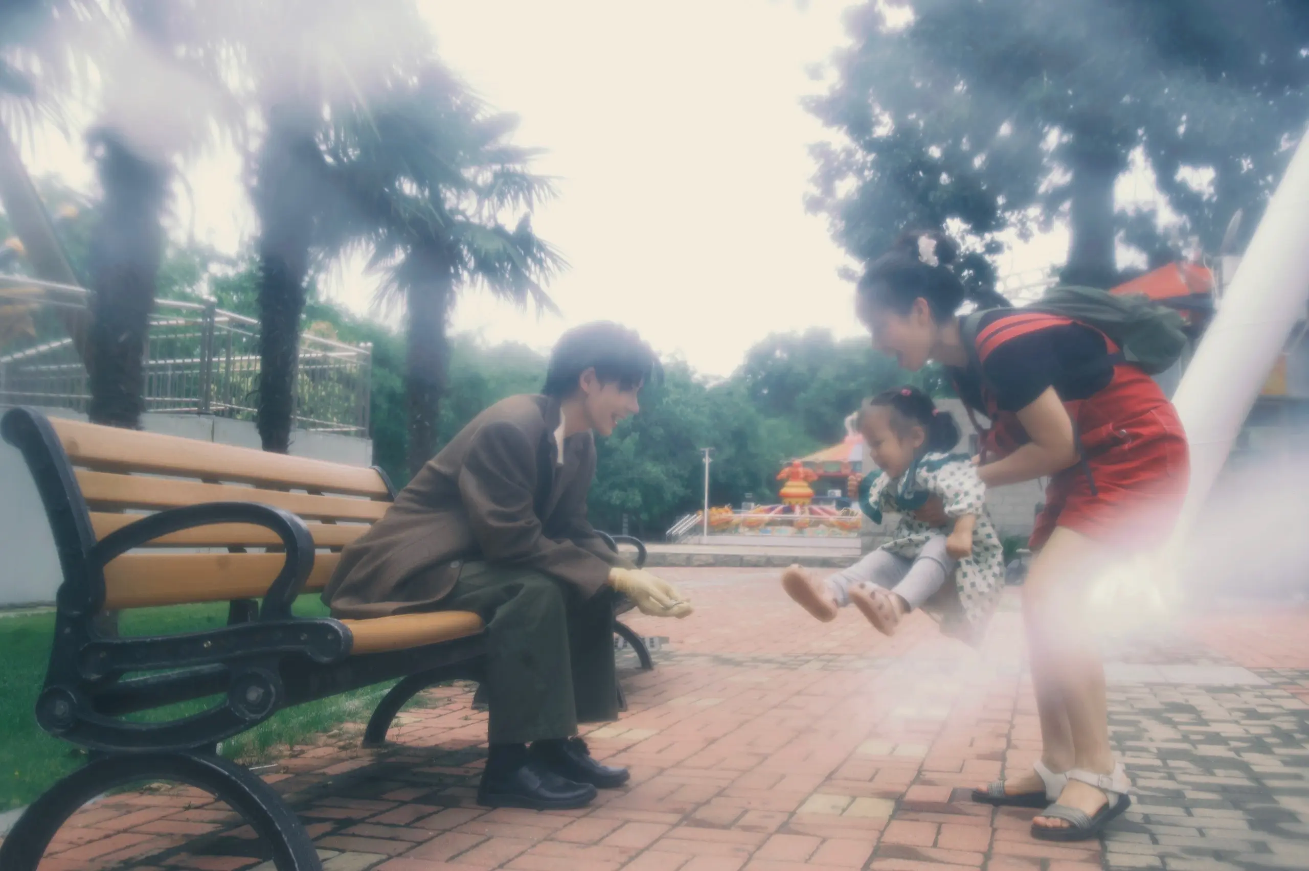 为什么喜欢拍外景 角色一瞬间跟世界的互动，有些不是什么构图够有冲击力的...