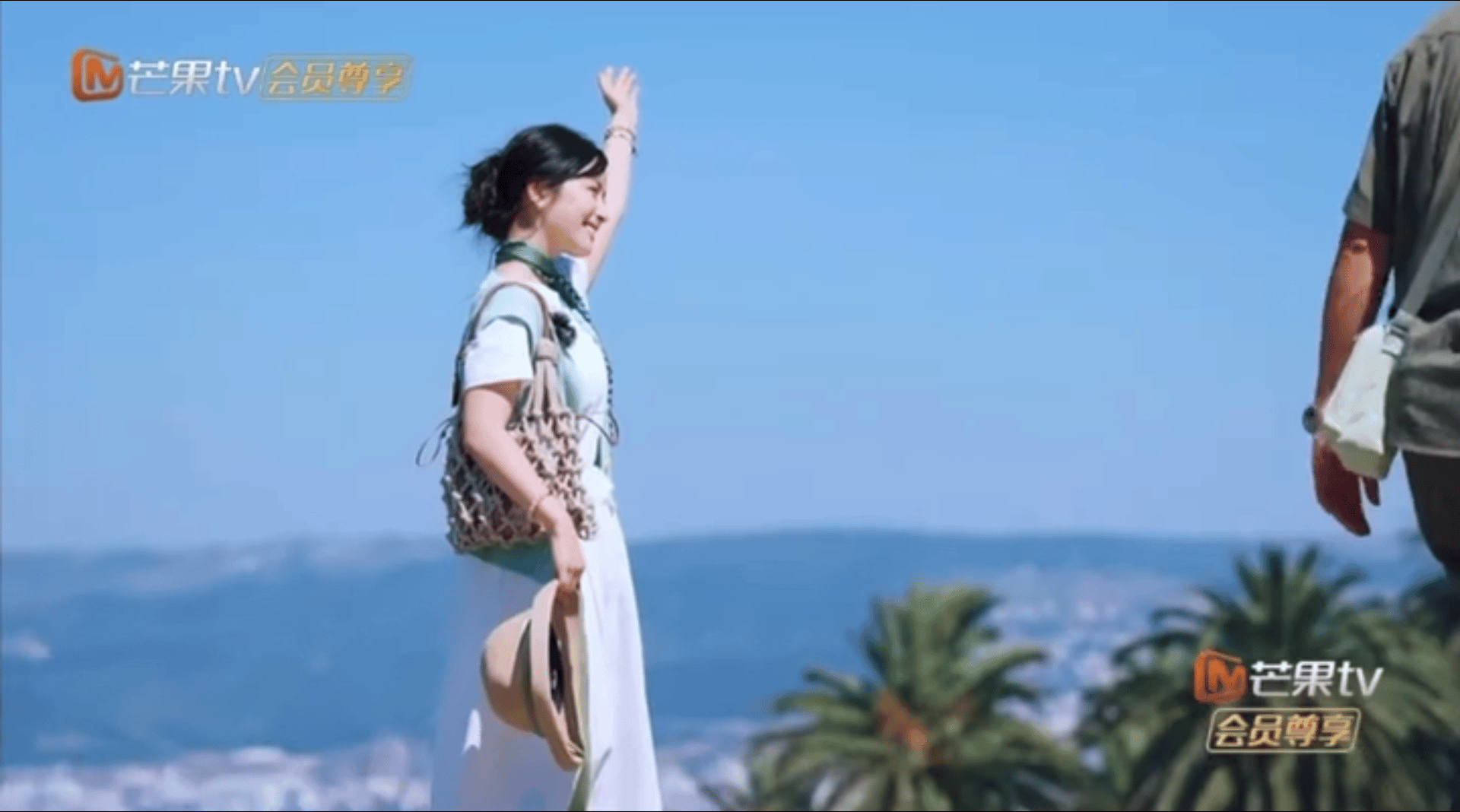 翟潇闻[超话]翟潇闻沈月拍照搭子看翟潇闻和沈月在中餐厅拍照，形影相随的搭子模样，