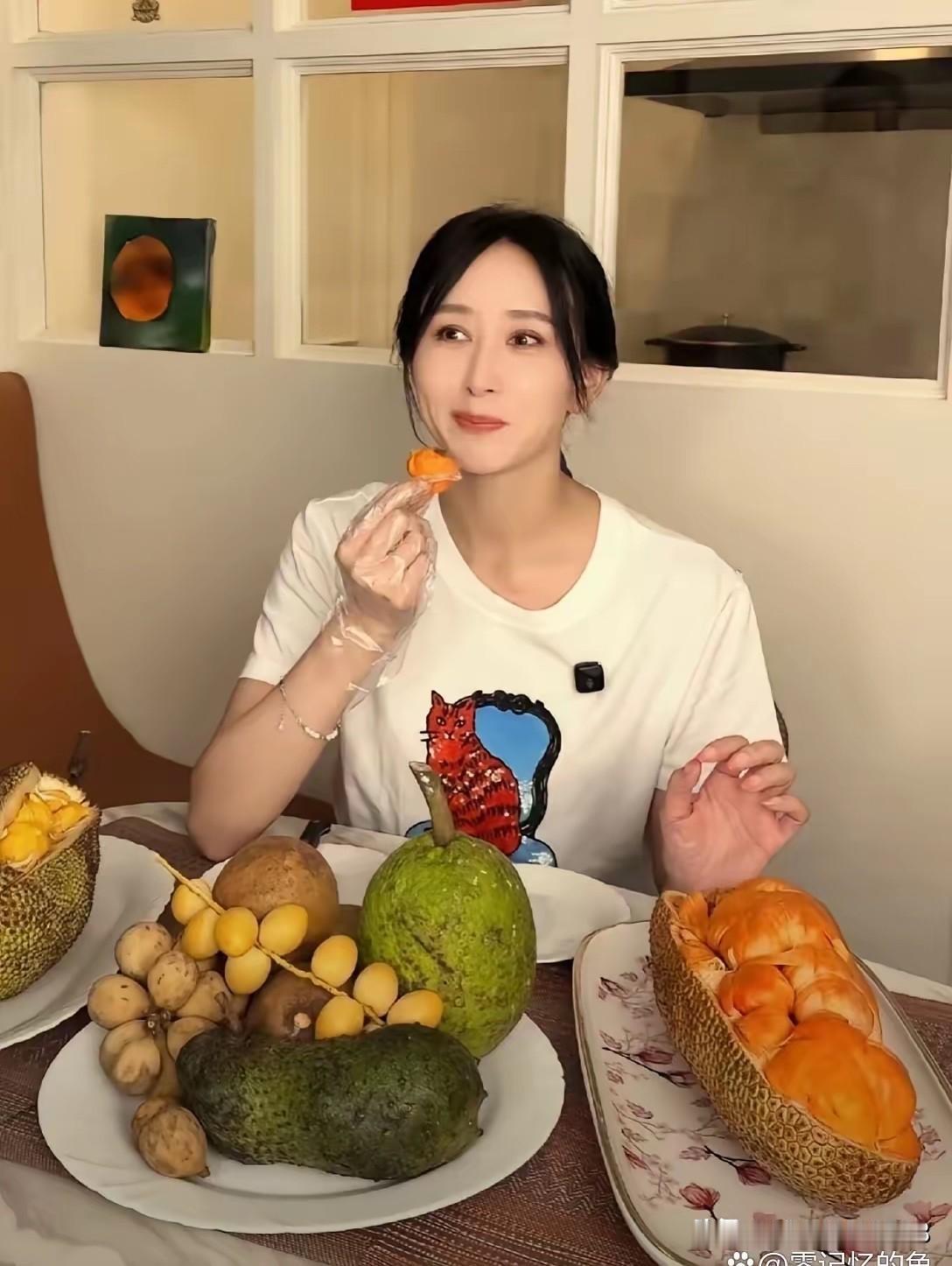 中戏96届的女同学梅婷、章子怡、曾黎，就属胡静嫁的最好，她的生活要么是去摘水果，