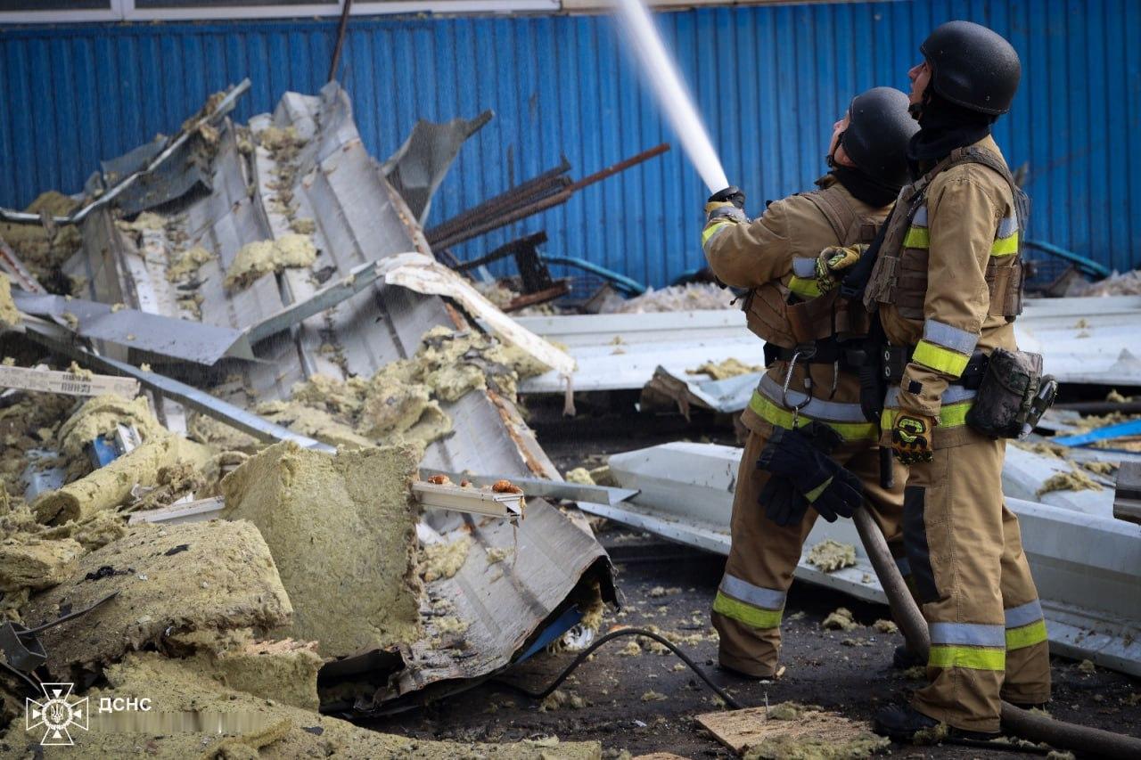 俄罗斯军队用“沙赫德”袭击了尼古拉耶夫的一个工业基础设施目标，造成六人受伤，——