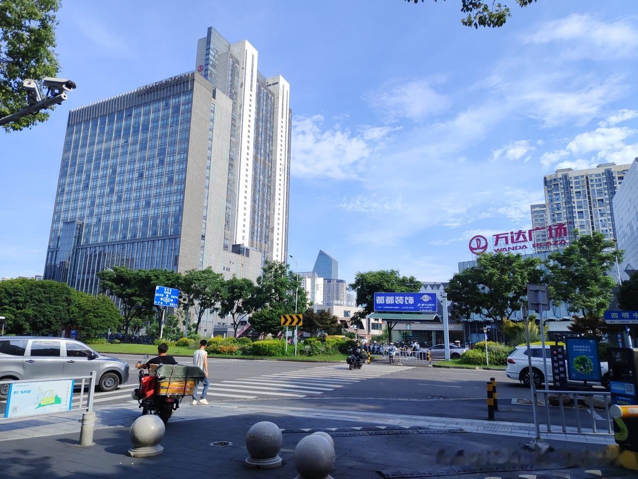 如果你觉得夏季空调吹久了，会感到头晕或者喉咙难受。或许可以试下，把房间里的窗户，
