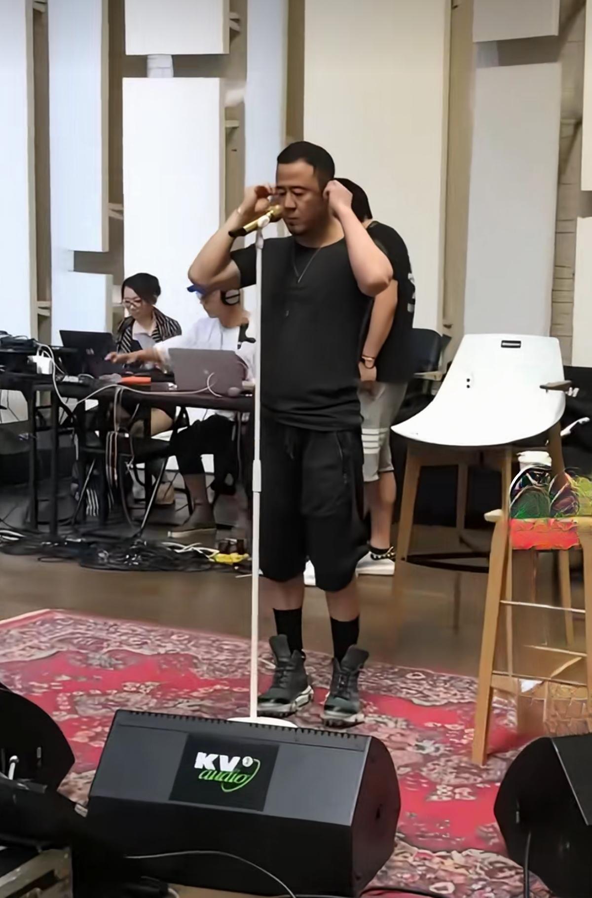 杨坤的这双鞋子一定价值不菲吧？
       在排练现场，杨坤脚上的一双鞋很是亮