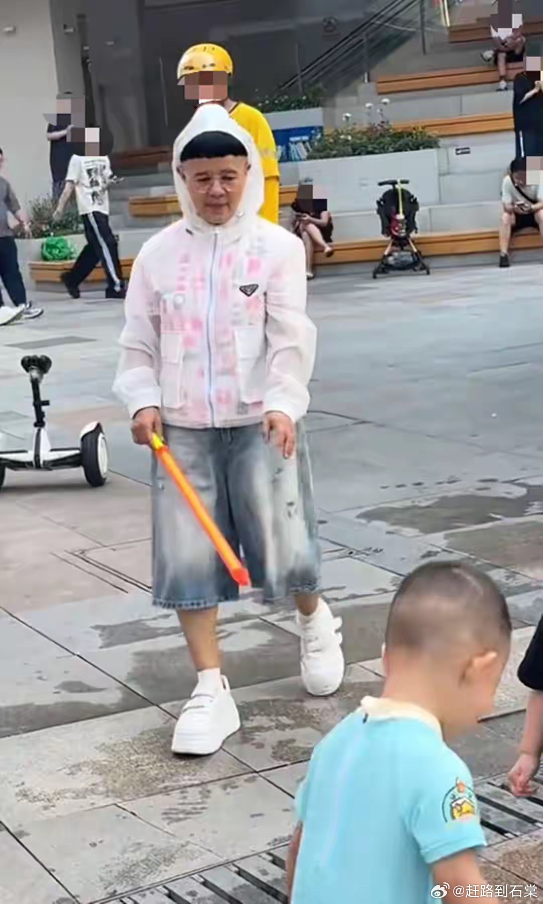 金龟子帮女儿带娃，头发黑又亮像是戴假发套，祖孙俩穿的都是名牌 