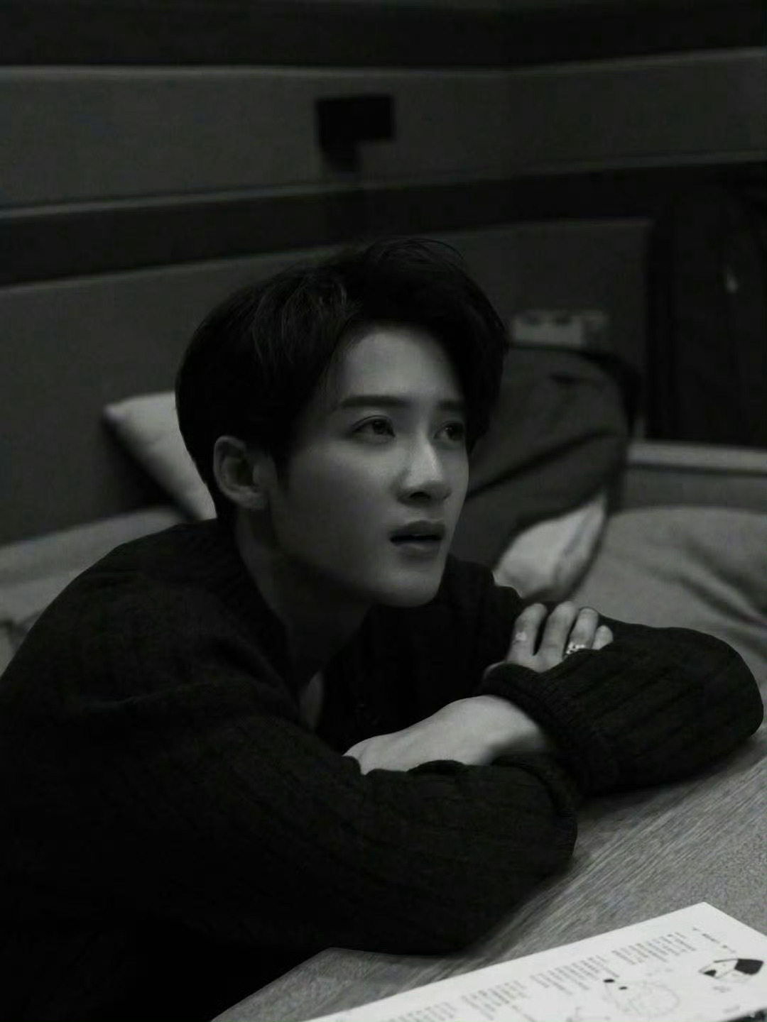 老公已经偷偷藏不住了，录音棚和看似在拍人，其实是桌子上的刺猬和房子，像女朋友生日