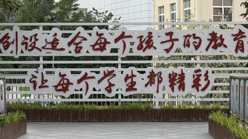 我认为支持！
我觉得，取消重点班对于‌促进教育公平‌，减轻学生心理压力‌都有好处