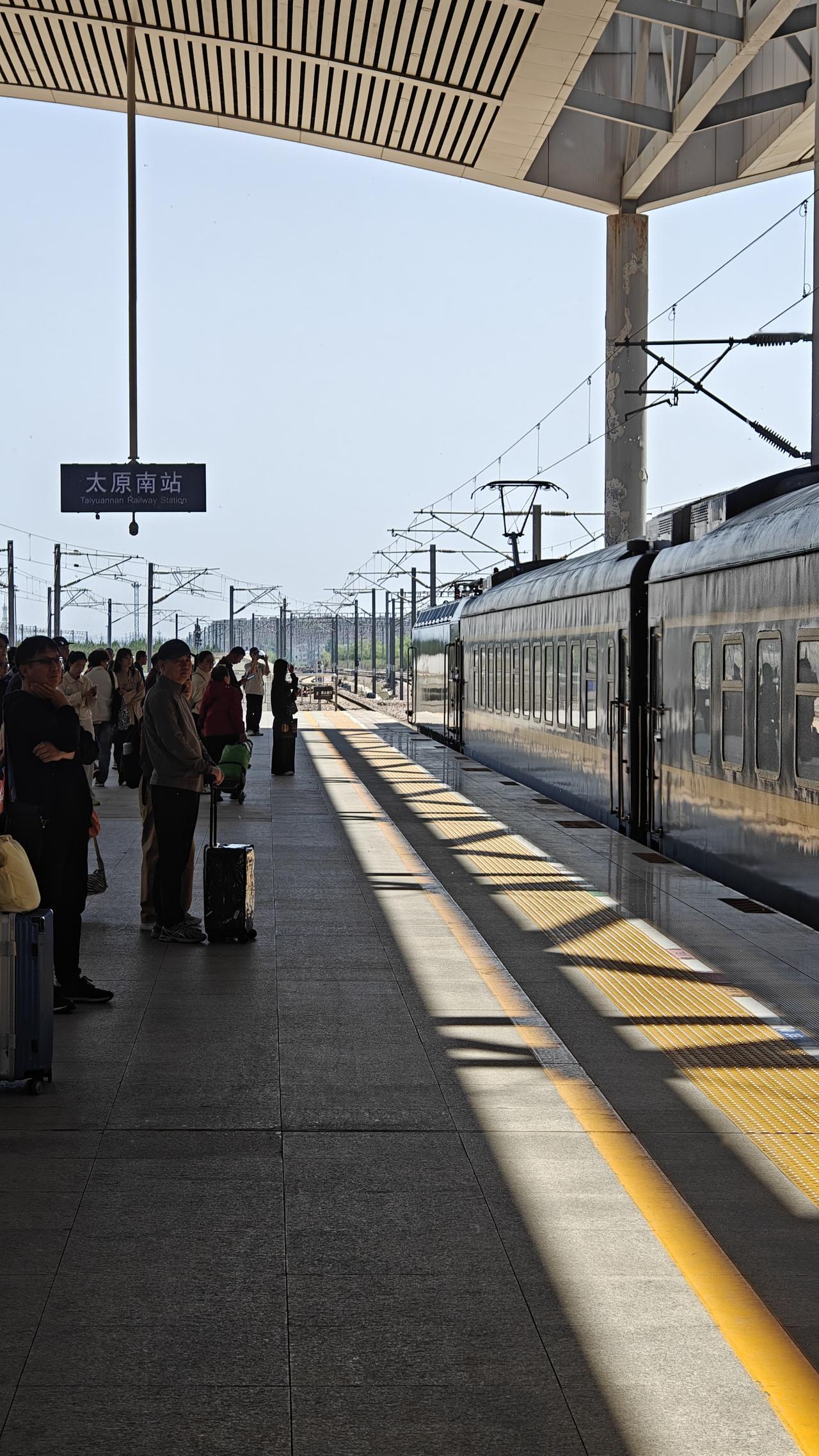 双方因吸烟问题发生争执，女子“用携带的果汁饮料泼向陈某持烟的右手”；男子回击，“