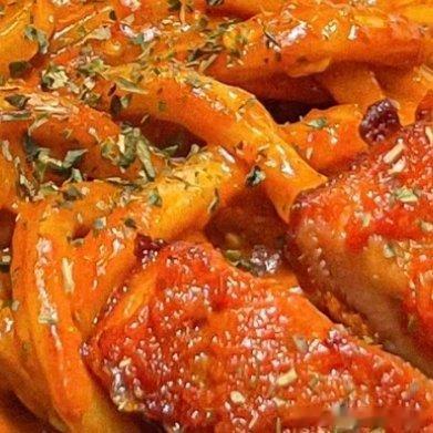 🥢【乌冬面鸡排】1⃣️酱汁：一勺韩式辣酱、生抽、辣椒粉、少许白糖、适量清水搅匀