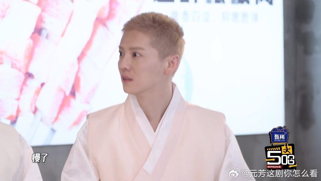 鹿晗白里透红具象化鹿晗五哈有自己的奥特曼 五哈里鹿晗的黄毛造型抢眼，玩游戏比加号