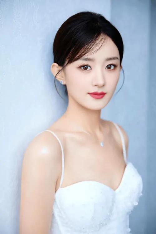 从《花千骨》的机灵到《知否》的通透，她演啥就像啥，不是靠五官精致撑着，是真把自个