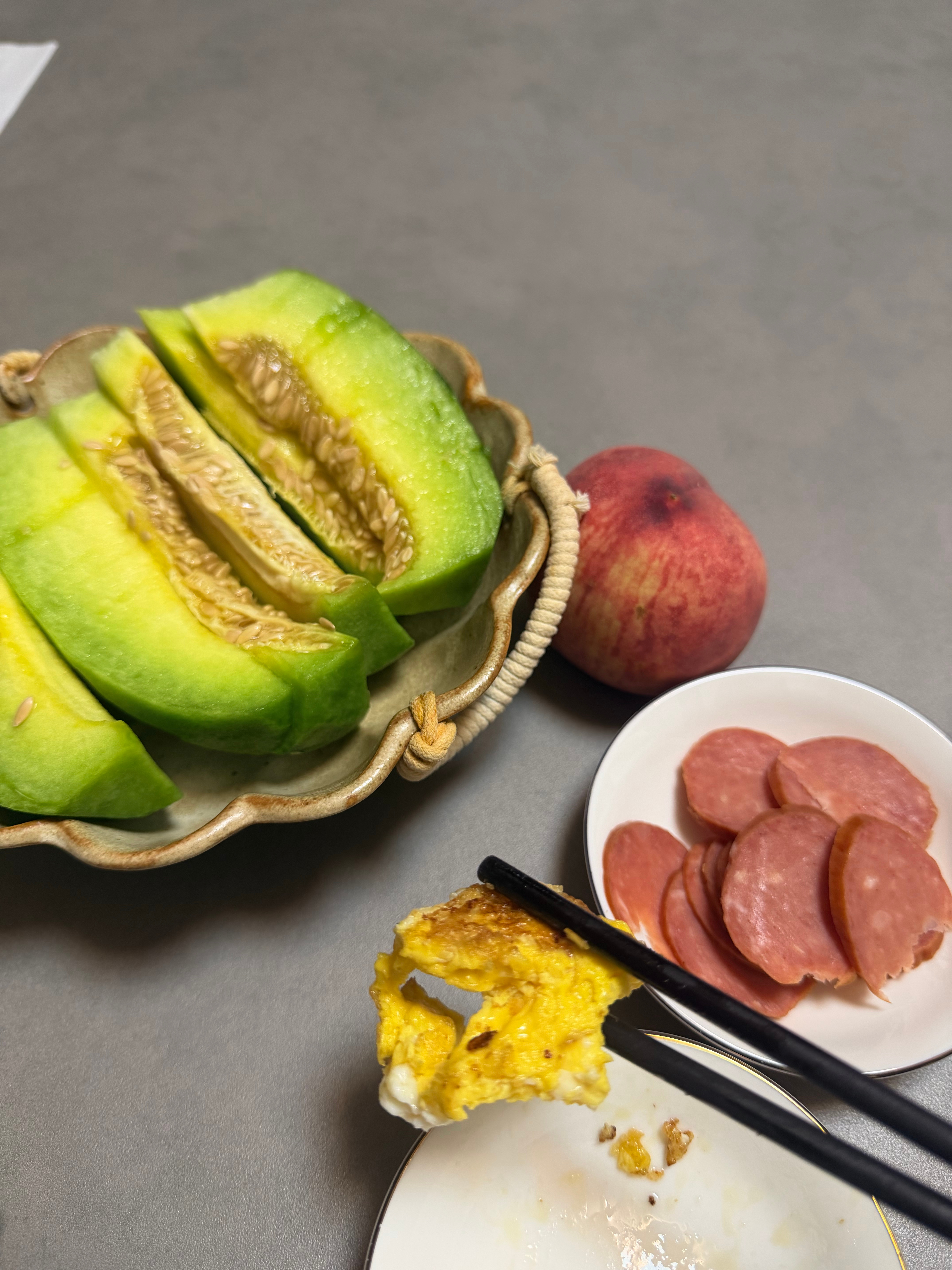 万家灯火 有一对善良的夫妇在我加班后为我煎了鸡蛋 