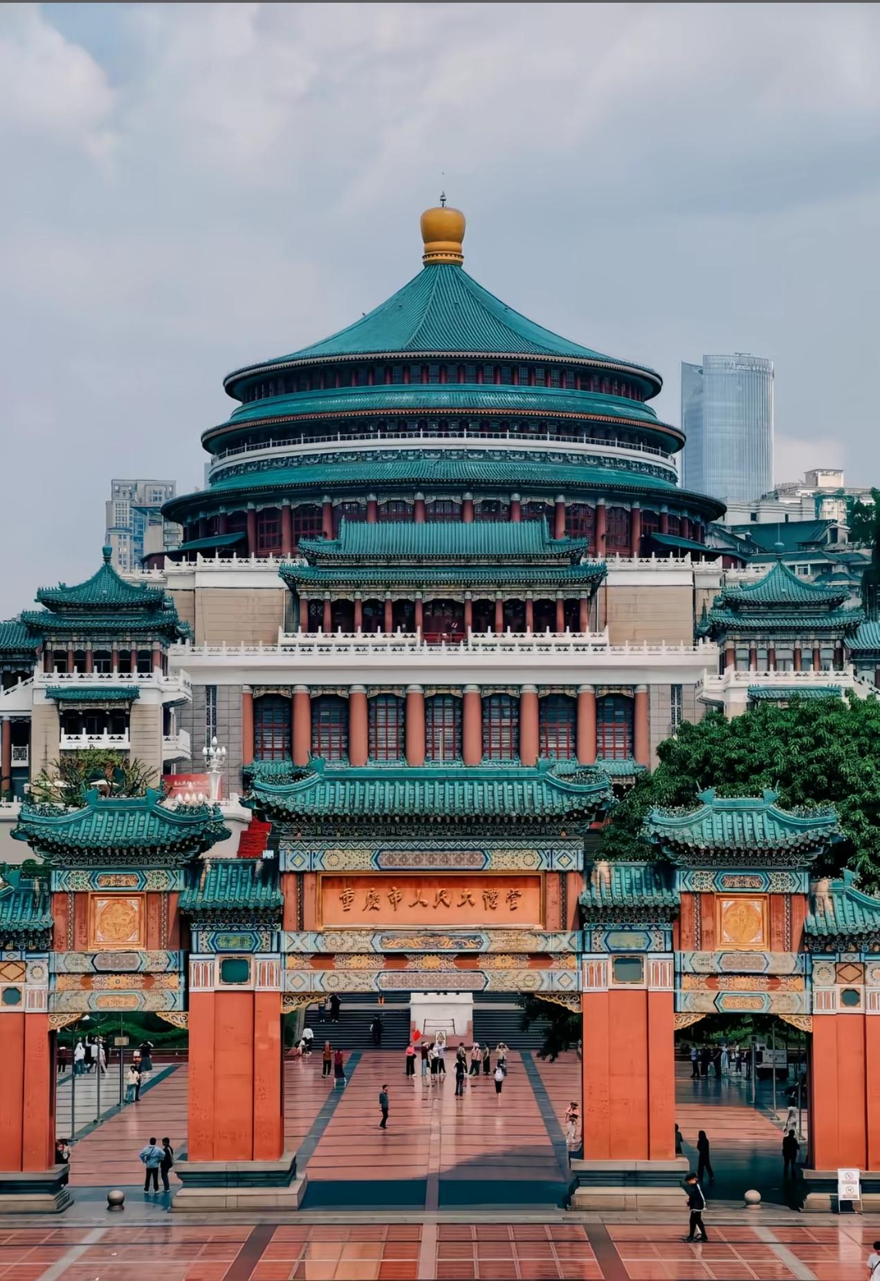 它入选亚洲二十世纪十大经典建筑，被写进《世界建筑史》 。
    重庆人民大礼堂