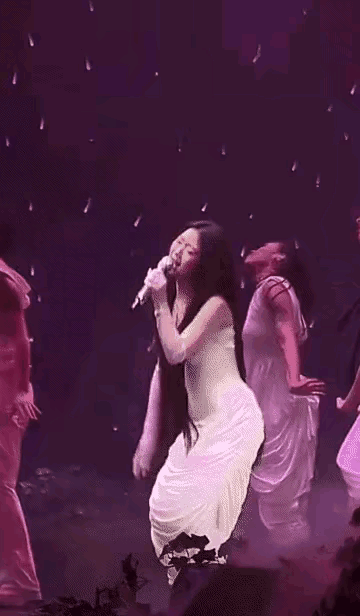 单依纯唱的不像是《好想谈恋爱》，感觉是好想要发疯，整个人不受控制，处于疯癫状态。