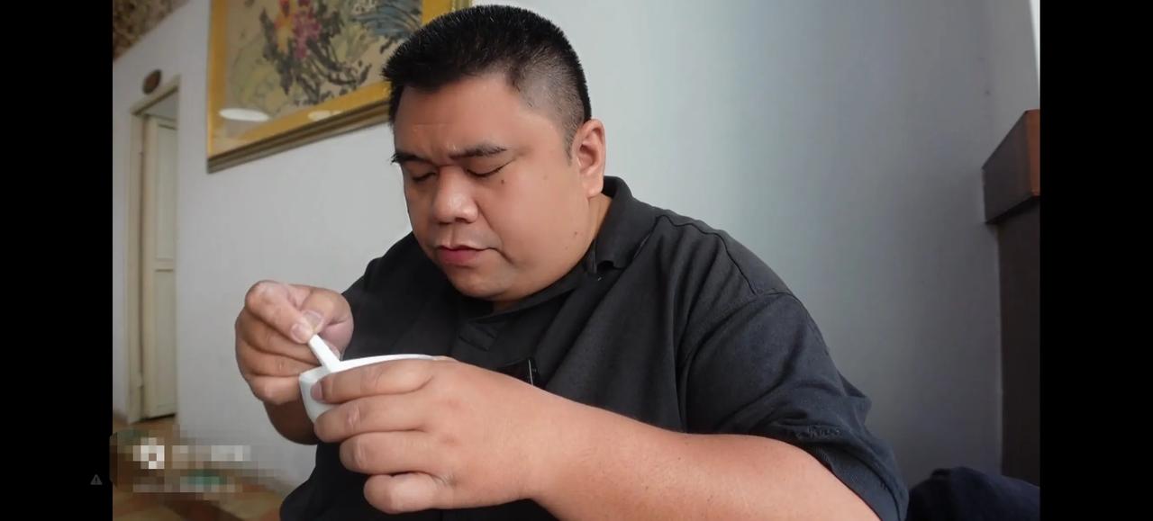 我经常不吃晚饭，以看美食主播视频代替。虽然看了也勾起食欲，但看到主播长期食伤的脸