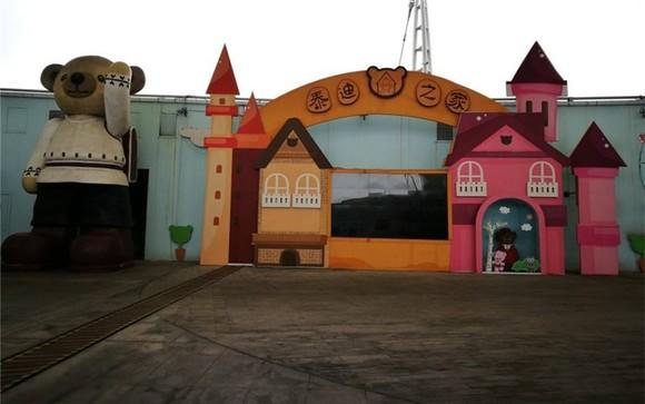 上海现在出了个新鲜事，狗狗也有幼稚园了，单日托费九十多到一百三十多，算下来一个月