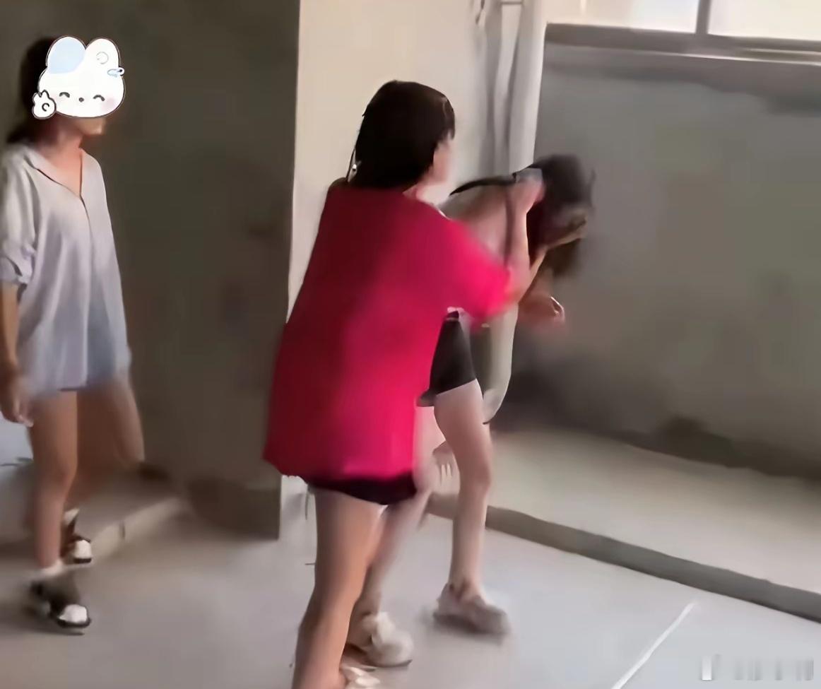 警方通报14岁女孩校外被殴打看到官方的处分结果，我相信所有有良知的人感到既愤怒又