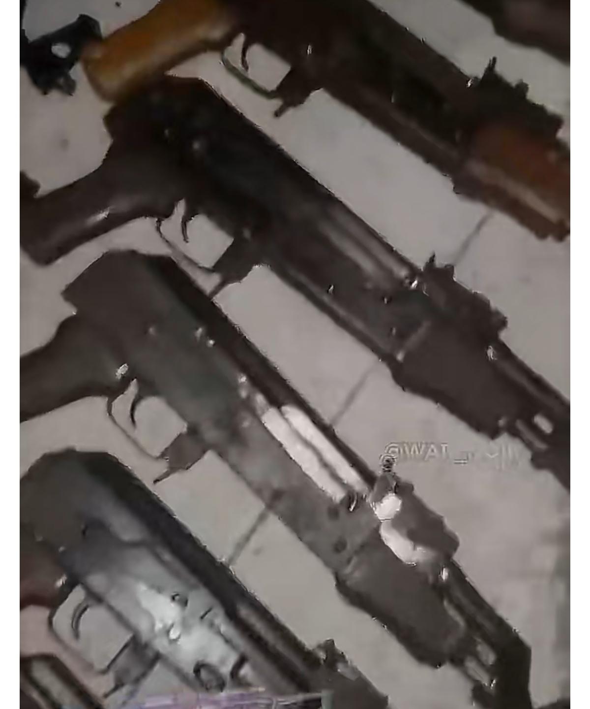 法国圣艾蒂安，当地黑帮批量出售从东南欧搞来的突击步枪。