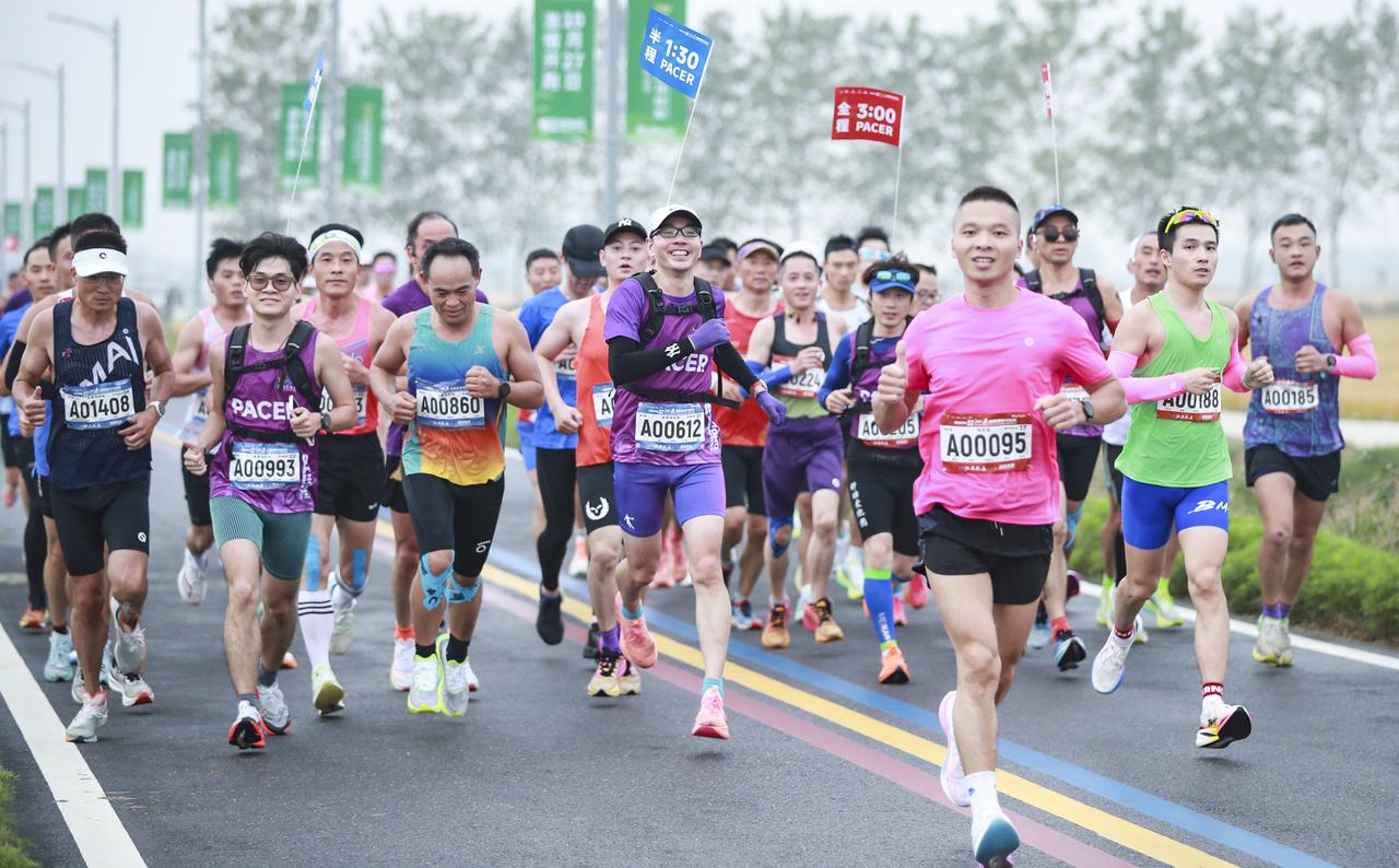 姑且认为该裁判是出于为赛事负责的目的而拦截运动员的，但从颜色上就能分辨出哪个是半