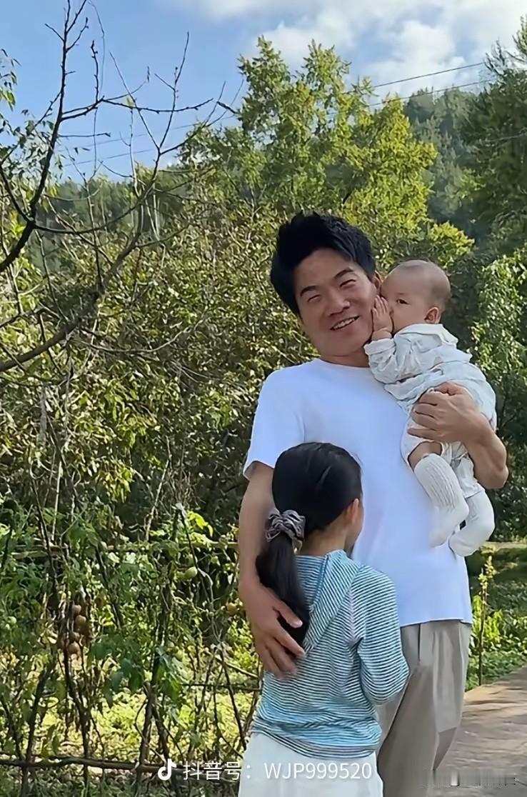 我真的服了董宇辉的粉丝了。
爸妈不催，网友急。
不过大家发现了吗？宇辉竟然不会抱